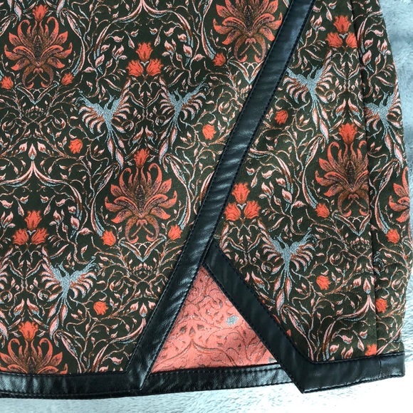 Express Patterned Mini Skirt - Picture 3 of 8